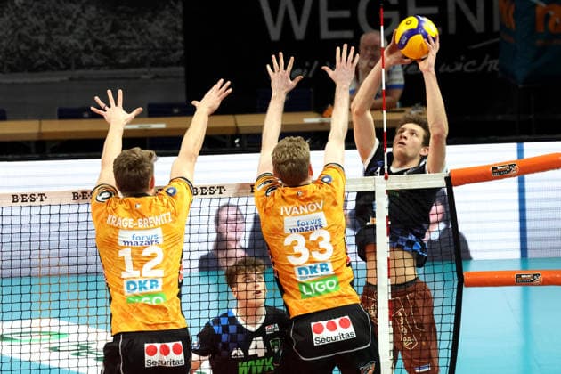 DEU, DVV, 1 VBL, BR Volleys vs WWK Volleys Herrsching, 28 12 2025, Max Schmeling Halle, Berlin, DEU, DVV, 1 VBL, BR Volleys vs WWK Volleys Herrsching, in the picture Florian Krage Brewitz BR Volleys 12 , Fedor Ivanov BR Volleys 33 , LAURENZ WELSCH Herrsching 12 nordphotoxGmbHx xEngler nph00076