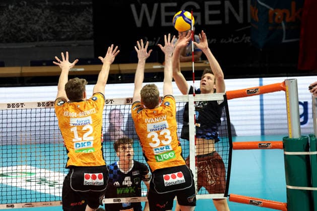 DEU, DVV, 1 VBL, BR Volleys vs WWK Volleys Herrsching, 28 12 2025, Max Schmeling Halle, Berlin, DEU, DVV, 1 VBL, BR Volleys vs WWK Volleys Herrsching, in the picture Florian Krage Brewitz BR Volleys 12 , Fedor Ivanov BR Volleys 33 , LAURENZ WELSCH Herrsching 12 nordphotoxGmbHx xEngler nph00076