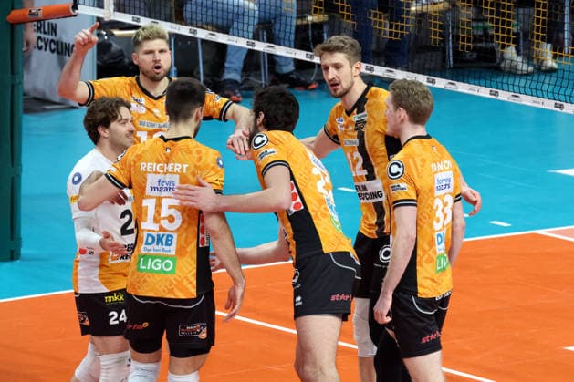 DEU, DVV, 1 VBL, BR Volleys vs WWK Volleys Herrsching, 28 12 2025, Max Schmeling Halle, Berlin, DEU, DVV, 1 VBL, BR Volleys vs WWK Volleys Herrsching, in the picture BR Volleys players circle, Ruben Schott BR Volleys 13 , Kyle Dagostino BR Volleys 24 nordphotoxGmbHx xEngler nph00076