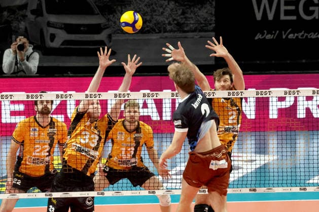 DEU, DVV, 1 VBL, BR Volleys vs WWK Volleys Herrsching, 28 12 2025, Max Schmeling Halle, Berlin, DEU, DVV, 1 VBL, BR Volleys vs WWK Volleys Herrsching, in the picture Fedor Ivanov BR Volleys 33 , Ruben Schott BR Volleys 13 , Matthew Knigge BR Volleys 2 , BASTIAN KORRECK Herrsching 2 nordphotoxGmbHx xEngler nph00076