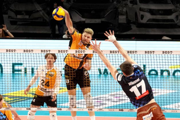 DEU, DVV, 1 VBL, BR Volleys vs WWK Volleys Herrsching, 28 12 2025, Max Schmeling Halle, Berlin, DEU, DVV, 1 VBL, BR Volleys vs WWK Volleys Herrsching, in the picture Ruben Schott BR Volleys 13 , Kyle Dagostino BR Volleys 24 , JANNES WIESNER Herrsching 17 nordphotoxGmbHx xEngler nph00076