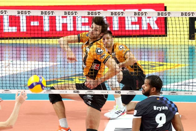 DEU, DVV, 1 VBL, BR Volleys vs WWK Volleys Herrsching, 28 12 2025, Max Schmeling Halle, Berlin, DEU, DVV, 1 VBL, BR Volleys vs WWK Volleys Herrsching, pictured Matthew Knigge BR Volleys 2 , GUSTAVO OSCAR BRYAN AVILA Herrsching 9 nordphotoxGmbHx xEngler nph00076