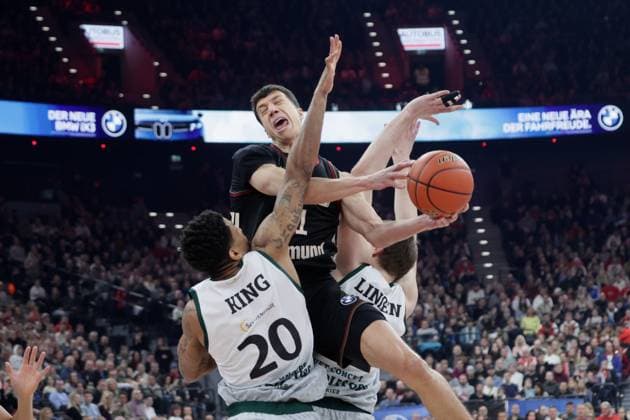 Bayerns 11 Vladimir LUCIC between Triers 20 KING and Triers 12 LINSSEN LINßEN Basketball Bayern Trier Bundesliga, FC Bayern Basketball VET CONCEPT Gladiators Trier, Matchday 11, Season 2025 2026, 28 12 2025, in Munich, S A P G A R D E N, Germany Source Copyright Credit Oryk HAIST xBASKETBALL-BAYERN-MBCx