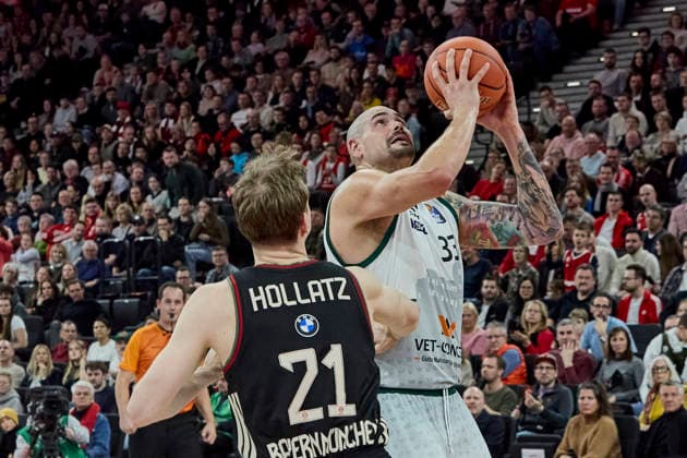 German Basketball Bundesliga BBL , FC Bayern Munich Basketball vs VET CONCEPT GLADIATORS TRIER, Munich FC Bayern Basketball, TRIER VET CONCEPT GLADIATORS, 2025 12 28 in Munich SAP Garden ZIRBES Maik VET CONCEPT GLADIATORS TRIER Center C Nr 33 TRI33 , HOLLATZ Justus FC Bayern Basketball PG Nr21 FCBB21 sportworld Munich SAP Garden Bayern Germany