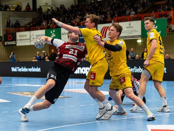 Mika Sajenev HSG Nordhorn Lingen, 21 at the goal throw Niklas Ingenpass HSG Krefeld Niederrhein, 55 and Lars Jagieniak HSG Krefeld Niederrhein, 33 try to defend it HSG Krefeld Niederrhein vs HSG Nordhorn Lingen, Handball, 2 Bundesliga, 17 Matchday, Season 2025 2026, 28 12 2025 HSG Krefeld Niederrhein vs HSG Nordhorn Lingen, Handball, 2 Bundesliga, 17 Matchday, Season 2025 2026, 28 12 2025 Krefeld Copyright: xEibner-Pressefoto DamianxKruczynx EP_DKI
