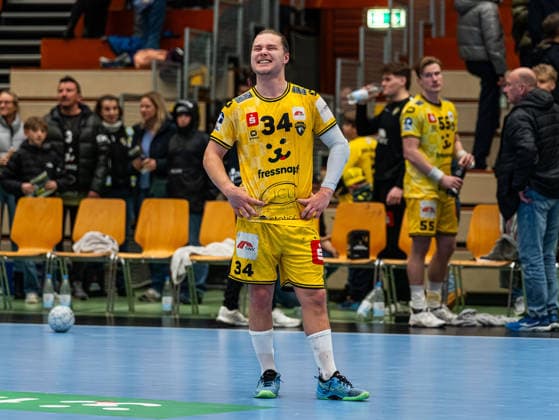 Joern Persson HSG Krefeld Niederrhein, 34 as a provocation to the Nordhorn Lingen fans HSG Krefeld Niederrhein vs HSG Nordhorn Lingen, Handball, 2 Bundesliga, Matchday 17, Season 2025 2026, 28 12 2025 HSG Krefeld Niederrhein vs HSG Nordhorn Lingen, Handball, 2 Bundesliga, Matchday 17, Season 2025 2026, 28 12 2025 Krefeld Copyright: xEibner-Pressefoto DamianxKruczynx EP_DKI