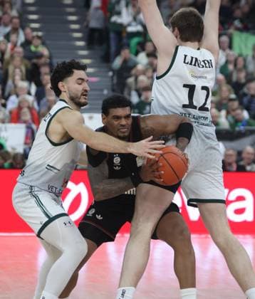 Bayerns 4 Xavier RATHAN MAYES between Triers 4 GUILLOZET and Triers 12 LINSSEN LINßEN Basketball Bayern Trier Bundesliga, FC Bayern Basketball VET CONCEPT Gladiators Trier, Matchday 11, Season 2025 2026, 28 12 2025, in Munich, S A P G A R D E N, Germany Source Copyright Credit Oryk HAIST xBASKETBALL-BAYERN-MBCx