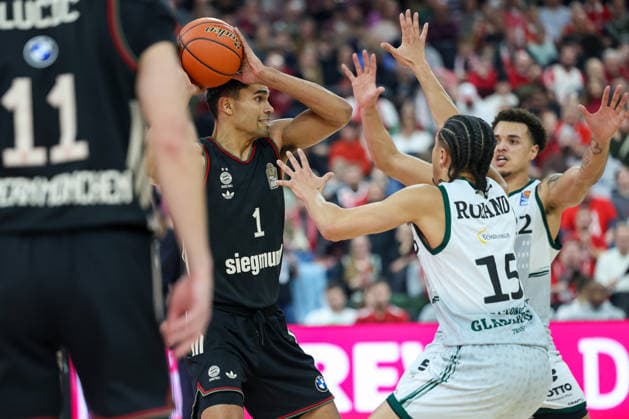 Oscar da Silva FC Bayern Basketball, 01 with Jordan Roland Vet Concept Gladiators Trier, 15 and Nolan Adekunle Vet Concept Gladiators Trier, 22 , GER, FC Bayern Basketball vs Vet Concept Gladiators Trier, Basketball, easycredit Basketball Bundesliga, 11 Matchday, Season 2025 2026, 28 12 2025, GER, FC Bayern Basketball vs Vet Concept Gladiators Trier, Basketball, easycredit Basketball Bundesliga, 11 Matchday, Season 2025 2026, 28 12 2025 Munich Copyright: xEibner-Pressefoto JennixMaulx EP_JML