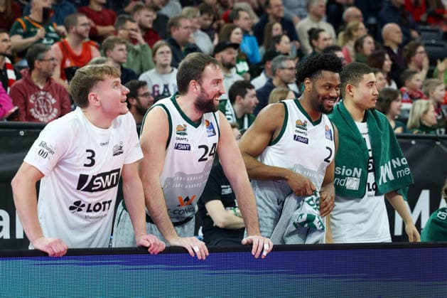 The Trier bench celebrates a point win, Jorke Aav Vet Concept Gladiators Trier, 03 with JJ Mann Vet Concept Gladiators Trier, 24 and Dexter Akanno Vet Concept Gladiators Trier, 02 , Evans Rapieque Vet Concept Gladiators Trier, 21 , GER, FC Bayern Basketball vs Vet Concept Gladiators Trier, Basketball, easycredit Basketball Bundesliga, 11 Matchday, Season 2025 2026, 28 12 2025, GER, FC Bayern Basketball vs Vet Concept Gladiators Trier, Basketball, easycredit Basketball Bundesliga, 11 Matchday, Season 2025 2026, 28 12 2025 Muenchen Copyright: xEibner-Pressefoto JennixMaulx EP_JML