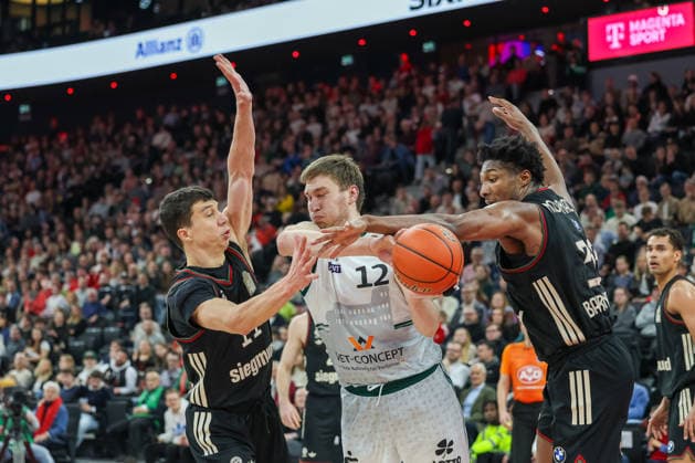 Marten Linssen Vet Concept Gladiators Trier, 12 with Vladimir Lucic FC Bayern Basketball, 11 and David McCormack FC Bayern Basketball, 33 , GER, FC Bayern Basketball vs Vet Concept Gladiators Trier, Basketball, easycredit Basketball Bundesliga, 11 Matchday, Season 2025 2026, 28 12 2025, GER, FC Bayern Basketball vs Vet Concept Gladiators Trier, Basketball, easycredit Basketball Bundesliga, 11 Matchday, Season 2025 2026, 28 12 2025 Munich Copyright: xEibner-Pressefoto JennixMaulx EP_JML
