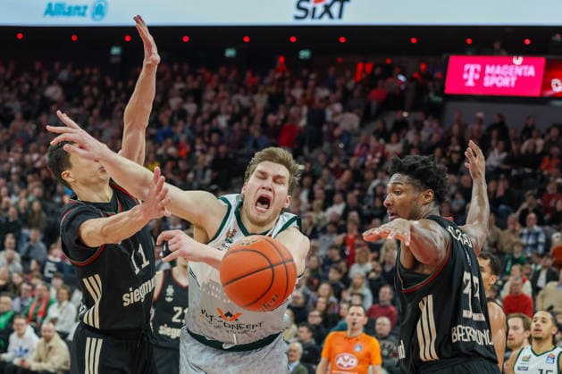 Sport Themen der Woche KW52 Marten Linssen (Vet Concept Gladiators Trier, 12) mit Vladimir Lucic (FC Bayern Basketball, 11) und David McCormack (FC Bayern Basketball, 33), GER, FC Bayern Basketball vs. Vet Concept Gladiators Trier, Basketball, easycredit Basketball Bundesliga, 11. Spieltag, Saison 2025 2026, 28.12.2025, GER, FC Bayern Basketball vs. Vet Concept Gladiators Trier, Basketball, easycredit Basketball Bundesliga, 11. Spieltag, Saison 2025 2026, 28.12.2025 Muenchen *** Marten Linssen Vet Concept Gladiators Trier, 12 with Vladimir Lucic FC Bayern Basketball, 11 and David McCormack FC Bayern Basketball, 33 , GER, FC Bayern Basketball vs Vet Concept Gladiators Trier, Basketball, easycredit Basketball Bundesliga, 11 Matchday, Season 2025 2026, 28 12 2025, GER, FC Bayern Basketball vs Vet Concept Gladiators Trier, Basketball, easycredit Basketball Bundesliga, 11 Matchday, Season 2025 2026, 28 12 2025 Munich Copyright: xEibner-Pressefoto JennixMaulx EP_JML