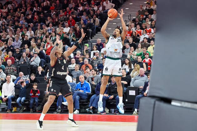 Urald King Vet Concept Gladiators Trier, 20 with ball with Xavier Rathan Mayes FC Bayern Basketball, 04 , GER, FC Bayern Basketball vs Vet Concept Gladiators Trier, Basketball, easycredit Basketball Bundesliga, 11 Matchday, Season 2025 2026, 28 12 2025, GER, FC Bayern Basketball vs Vet Concept Gladiators Trier, Basketball, easycredit Basketball Bundesliga, 11 Matchday, Season 2025 2026, 28 12 2025 Munich Copyright: xEibner-Pressefoto JennixMaulx EP_JML