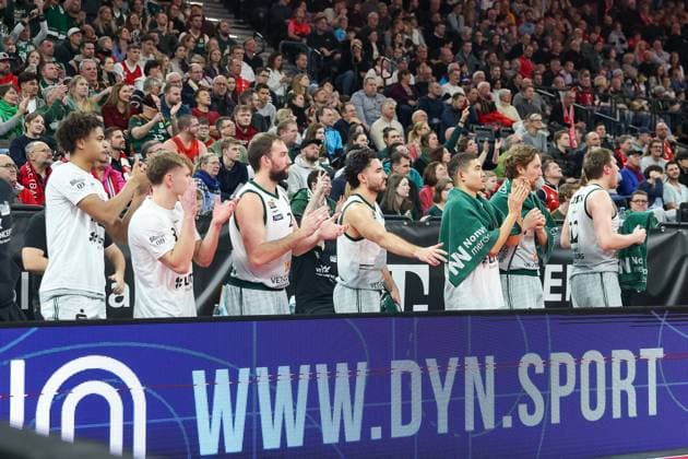 The Trier bench celebrates a point win, Jorke Aav Vet Concept Gladiators Trier, 03 with JJ Mann Vet Concept Gladiators Trier, 24 and Dexter Akanno Vet Concept Gladiators Trier, 02 , Evans Rapieque Vet Concept Gladiators Trier, 21 , Marten Linssen Vet Concept Gladiators Trier, 12 , GER, FC Bayern Basketball vs Vet Concept Gladiators Trier, Basketball, easycredit Basketball Bundesliga, 11 Matchday, Season 2025 2026, 28 12 2025, GER, FC Bayern Basketball vs Vet Concept Gladiators Trier, Basketball, easycredit Basketball Bundesliga, 11 Matchday, Season 2025 2026, 28 12 2025 Muenchen Copyright: xEibner-Pressefoto JennixMaulx EP_JML