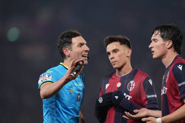 Referee Juan Luca Sacchi shouts instructions to Bologna s Nikola Moro and Bologna s Giovanni Fabbian during the Serie A soccer match between Bologna and Sassuolo at the Renato DallÕAra Stadium in Bologna, north Italy - Sunday, December 28, 2025 -  Copyright: xMassimoxPaolone LaPressex