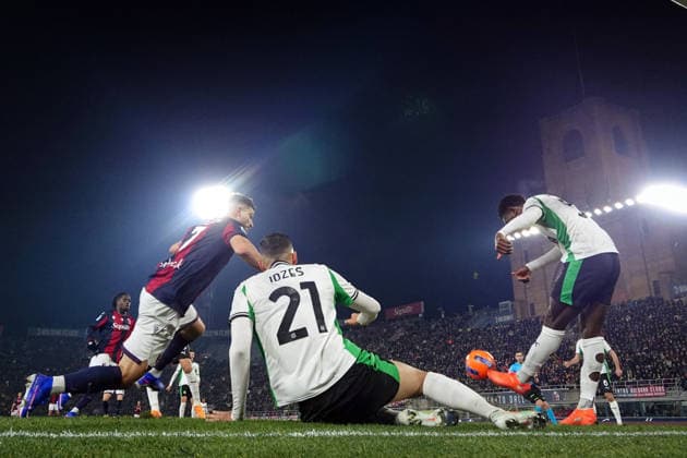 SassuoloÕs Fail Cande fights for the ball with Bologna s Riccardo Orsolini during the Serie A soccer match between Bologna and Sassuolo at the Renato DallÕAra Stadium in Bologna, north Italy - Sunday, December 28, 2025 -  Copyright: xMassimoxPaolone LaPressex