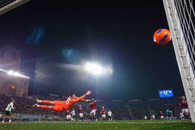 SassuoloÕs Cristian Volpato fights for the ball with Bologna s goalkeeper Federico Ravaglia during the Serie A soccer match between Bologna and Sassuolo at the Renato DallÕAra Stadium in Bologna, north Italy - Sunday, December 28, 2025 -  Copyright: xMassimoxPaolone LaPressex