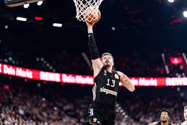 easyCredit Basketball Bundesliga FC Bayern München Vet Concept Gladiators Trier 28 12 2025 Andreas Andi Obst FC Bayern München, 13 jumps for the dunk easyCredit Basketball Bundesliga FC Bayern München Vet Concept Gladiators Trier, Munich, SAP Garden on 28 12 2025 Copyright: xBEAUTIFULxSPORTS Wunderlx