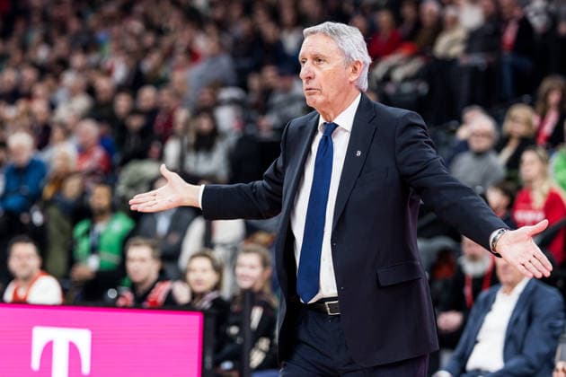 easyCredit Basketball Bundesliga FC Bayern München Vet Concept Gladiators Trier 28 12 2025 Svetislav Pesic Headcoach FC Bayern München gestures towards the refs easyCredit Basketball Bundesliga FC Bayern München Vet Concept Gladiators Trier, Munich, SAP Garden on 28 12 2025 Copyright: xBEAUTIFULxSPORTS Wunderlx