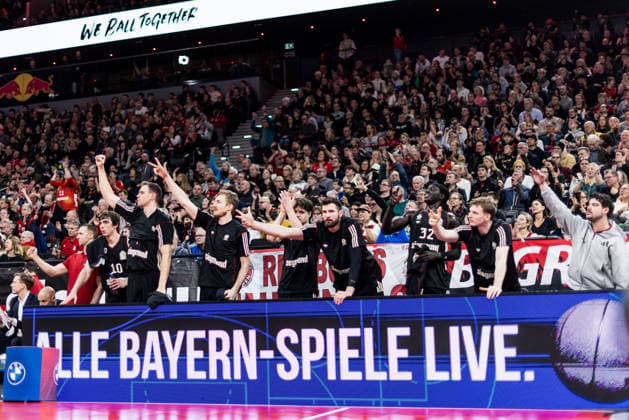 easyCredit Basketball Bundesliga FC Bayern München Vet Concept Gladiators Trier 28 12 2025 Cheers on the bench of FC Bayern München easyCredit Basketball Bundesliga FC Bayern München Vet Concept Gladiators Trier, Munich, SAP Garden on 28 12 2025 Copyright: xBEAUTIFULxSPORTS Wunderlx