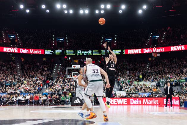easyCredit Basketball Bundesliga FC Bayern München Vet Concept Gladiators Trier 28 12 2025 Maik Zirbes Vet Concept Gladiators Trier, 33 , Andreas Andi Obst FC Bayern München, 13 in the throw, three-pointer easyCredit Basketball Bundesliga FC Bayern München Vet Concept Gladiators Trier, Munich, SAP Garden on 28 12 2025 Copyright: xBEAUTIFULxSPORTS Wunderlx