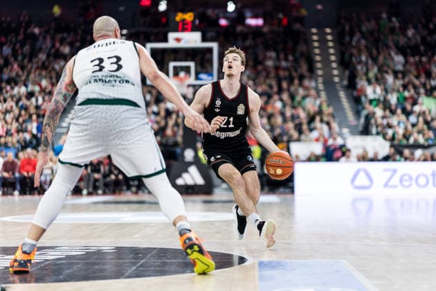 easyCredit Basketball Bundesliga FC Bayern München Vet Concept Gladiators Trier 28 12 2025 Maik Zirbes Vet Concept Gladiators Trier, 33 , Justus Hollatz FC Bayern München, 21 on the ball easyCredit Basketball Bundesliga FC Bayern München Vet Concept Gladiators Trier, Munich, SAP Garden on 28 12 2025 Copyright: xBEAUTIFULxSPORTS Wunderlx