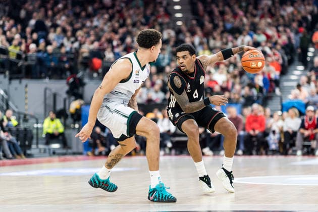 easyCredit Basketball Bundesliga FC Bayern München Vet Concept Gladiators Trier 28 12 2025 Nolan Adekunle Vet Concept Gladiators Trier, 22 , Xavier Rathan Mayes FC Bayern München, 4 on the ball easyCredit Basketball Bundesliga FC Bayern München Vet Concept Gladiators Trier, Munich, SAP Garden on 28 12 2025 Copyright: xBEAUTIFULxSPORTS Wunderlx
