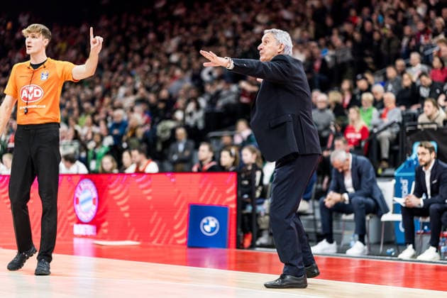 easyCredit Basketball Bundesliga FC Bayern München Vet Concept Gladiators Trier 28 12 2025 Svetislav Pesic Headcoach FC Bayern München gestures easyCredit Basketball Bundesliga FC Bayern München Vet Concept Gladiators Trier, Munich, SAP Garden on 28 12 2025 Copyright: xBEAUTIFULxSPORTS Wunderlx