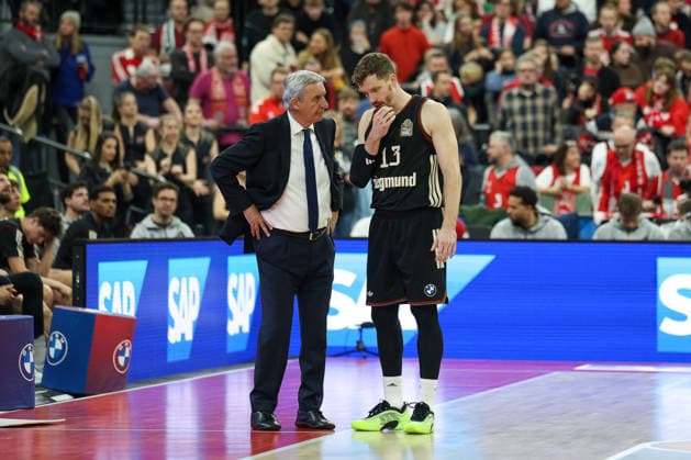 Andreas Obst FC Bayern Basketball, 13 in conversation with Svetislav Pesic FC Bayern Basketball, Head Coach , GER, FC Bayern Basketball vs Vet Concept Gladiators Trier, Basketball, easycredit Basketball Bundesliga, Matchday 11, Season 2025 2026, 28 12 2025, GER, FC Bayern Basketball vs Vet Concept Gladiators Trier, Basketball, easycredit Basketball Bundesliga, Matchday 11, Season 2025 2026, 28 12 2025 Munich Copyright: xEibner-Pressefoto JennixMaulx EP_JML