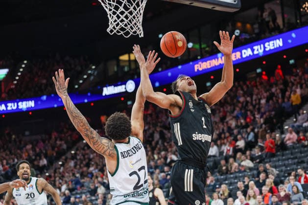 Foul on Oscar da Silva FC Bayern Basketball, 01 with Nolan Adekunle Vet Concept Gladiators Trier, 22 , GER, FC Bayern Basketball vs Vet Concept Gladiators Trier, Basketball, easycredit Basketball Bundesliga, Matchday 11, Season 2025 2026, 28 12 2025, GER, FC Bayern Basketball vs Vet Concept Gladiators Trier, Basketball, easycredit Basketball Bundesliga, Matchday 11, Season 2025 2026, 28 12 2025 Munich Copyright: xEibner-Pressefoto JennixMaulx EP_JML