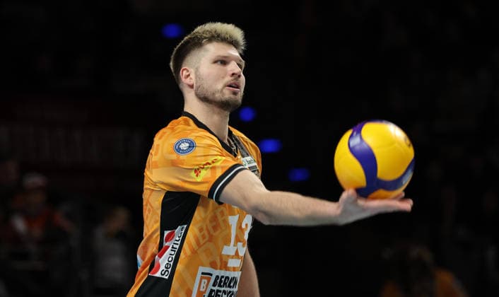 Ruben Schott on the ball Action upper body Sport Volleyball Bundesliga Men Season 2025 2026 28 12 2025 BR Volleys Berlin BRV vs WWK Volleys Herrsching