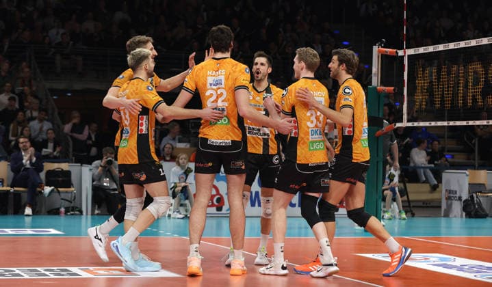 BR Volleys team cheers joy emotion jubilation Sport Volleyball Bundesliga Men Season 2025 2026 28 12 2025 BR Volleys Berlin BRV vs WWK Volleys Herrsching