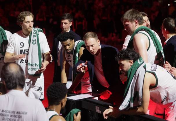 Trier coach Jaques SCHNEIDER and players Basketball Bayern Trier Bundesliga, FC Bayern Basketball VET CONCEPT Gladiators Trier, 11 Matchday, Season 2025 2026, 28 12 2025, in Munich, S A P G A R D E N, Germany Source Copyright Credit Oryk HAIST xBASKETBALL-BAYERN-MBCx