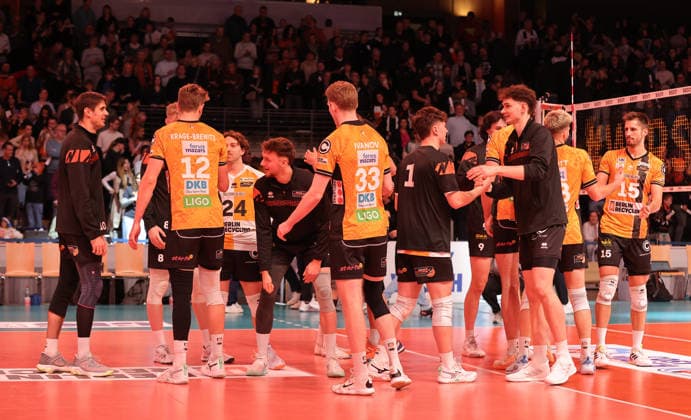 BR Volleys team cheers after the end of the game Joy Emotion Cheers Sport Volleyball Bundesliga Men Season 2025 2026 28 12 2025 BR Volleys Berlin BRV vs WWK Volleys Herrsching