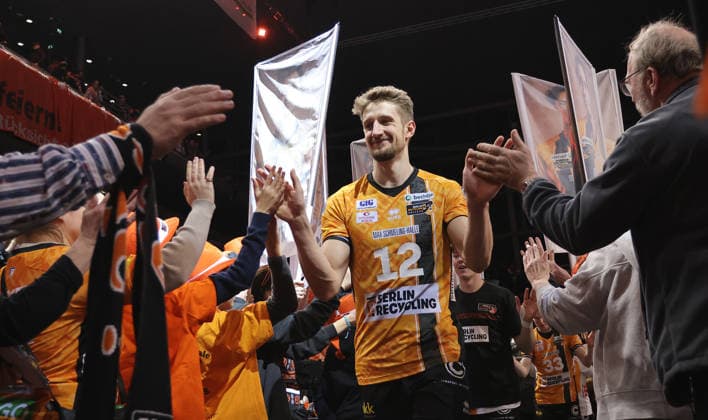 Florian Krage Brewitz, BR Volleys team cheers joy emotion jubilation Sport Volleyball Bundesliga Men Season 2025 2026 28 12 2025 BR Volleys Berlin BRV vs WWK Volleys Herrsching