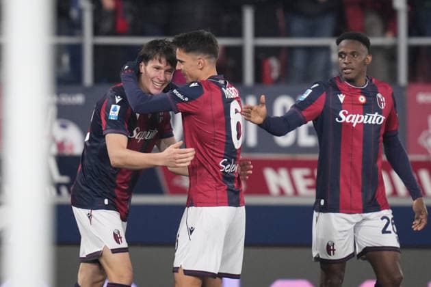 Bologna s Giovanni Fabbian celebrates with Bologna s Nikola Moro after scoring the 1-0 goal for his team during the Serie A soccer match between Bologna and Sassuolo at the Renato DallÕAra Stadium in Bologna, north Italy - Sunday, December 28, 2025 -  Copyright: xMassimoxPaolone LaPressex