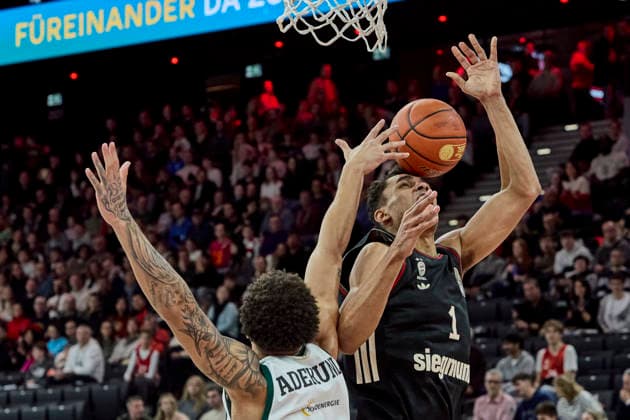 German Basketball Bundesliga BBL , FC Bayern Munich Basketball vs VET CONCEPT GLADIATORS TRIER, Munich FC Bayern Basketball, TRIER VET CONCEPT GLADIATORS, 2025 12 28 in Munich SAP Garden ADEKUNLE Nolan VET CONCEPT GLADIATORS TRIER Small Forward SF Nr 22 TRI22 , DA SILVA Oscar FC Bayern Basketball PF Nr1 FCBB1 sportworld Munich SAP Garden Bayern Germany