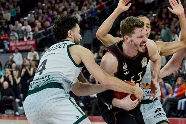 German Basketball Bundesliga BBL , FC Bayern Munich Basketball vs VET CONCEPT GLADIATORS TRIER, Munich FC Bayern Basketball, TRIER VET CONCEPT GLADIATORS, 2025 12 28 in Munich SAP Garden GUILLOZET Clay VET CONCEPT GLADIATORS TRIER Shooting Guard SG Nr 4 TRI4 , OBST Andreas FC Bayern Basketball SG Nr13 FCBB13 sportworld Munich SAP Garden Bayern Germany