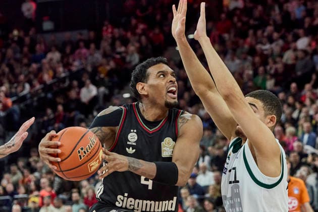 German Basketball Bundesliga BBL , FC Bayern Munich Basketball vs VET CONCEPT GLADIATORS TRIER, Munich FC Bayern Basketball, TRIER VET CONCEPT GLADIATORS, 2025 12 28 in Munich SAP Garden KRATZER Leon FC Bayern Basketball C Nr8 FCBB8 , RAPIEQUE Evans VET CONCEPT GLADIATORS TRIER Shooting Guard SG Nr 21 TRI21 sportworld Munich SAP Garden Bayern Germany