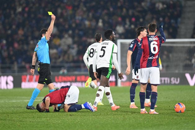 CALCIO - Serie A - Bologna FC vs US Sassuolo yellow card for Cande Fali (sassuolo) during Bologna FC vs US Sassuolo, Italian soccer Serie A match in Bologna, Italy, December 28 2025 Bologna Italy  Copyright: xIPAxSport ABACAx