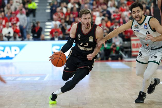 Andreas Obst FC Bayern Basketball, 13 with ball with Clay Guillozet Vet Concept Gladiators Trier, 04 , GER, FC Bayern Basketball vs Vet Concept Gladiators Trier, Basketball, easycredit Basketball Bundesliga, 11 Matchday, Season 2025 2026, 28 12 2025, GER, FC Bayern Basketball vs Vet Concept Gladiators Trier, Basketball, easycredit Basketball Bundesliga, 11 Matchday, Season 2025 2026, 28 12 2025 Munich Copyright: xEibner-Pressefoto JennixMaulx EP_JML