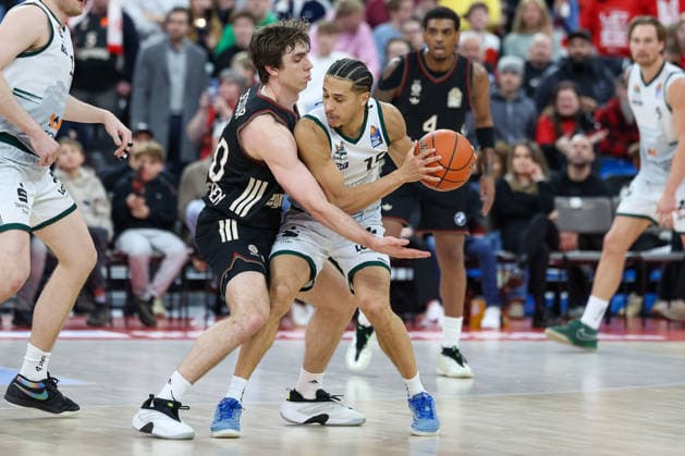 Justinian Jessup FC Bayern Basketball, 10 with Jordan Roland Vet Concept Gladiators Trier, 15 , GER, FC Bayern Basketball vs Vet Concept Gladiators Trier, Basketball, easycredit Basketball Bundesliga, 11 Matchday, Season 2025 2026, 28 12 2025, GER, FC Bayern Basketball vs Vet Concept Gladiators Trier, Basketball, easycredit Basketball Bundesliga, 11 Matchday, Season 2025 2026, 28 12 2025 Munich Copyright: xEibner-Pressefoto JennixMaulx EP_JML
