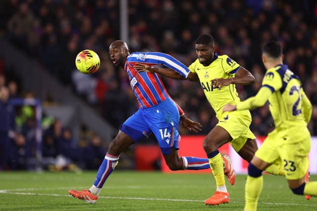 Crystal Palace gegen Tottenham Hotspur 28. Dezember 2025, London Premier League Fußball Crystal Palace gegen Tottenham Hotspur Jean Philippe Mateta von Crystal Palace und Kevin Danso von Tottenham Hotspur Foto Jacques Feeney Abseits London UK  Copyright: xJacquesxFeeneyx xOffsidexOffside