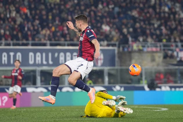 Bologna s Ciro Immobile fights for the ball with SassuoloÕs goalkeeper Arijanet Muric during the Serie A soccer match between Bologna and Sassuolo at the Renato DallÕAra Stadium in Bologna, north Italy - Sunday, December 28, 2025 -  Copyright: xMassimoxPaolone LaPressex