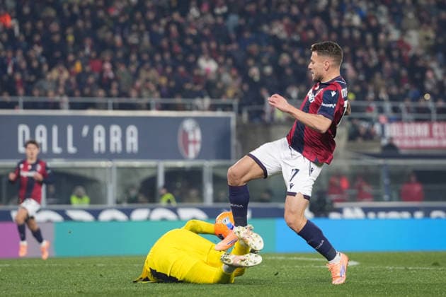 Bologna s Ciro Immobile fights for the ball with SassuoloÕs goalkeeper Arijanet Muric during the Serie A soccer match between Bologna and Sassuolo at the Renato DallÕAra Stadium in Bologna, north Italy - Sunday, December 28, 2025 -  Copyright: xMassimoxPaolone LaPressex