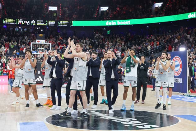 The Gladiators Trier team and Jacques Schneider Vet Concept Gladiators Trier, Head Coach thank the fans after the game, GER, FC Bayern Basketball vs Vet Concept Gladiators Trier, Basketball, easycredit Basketball Bundesliga, Matchday 11, Season 2025 2026, 28 12 2025, GER, FC Bayern Basketball vs Vet Concept Gladiators Trier, Basketball, easycredit Basketball Bundesliga, Matchday 11, Season 2025 2026, 28 12 2025 Munich Copyright: xEibner-Pressefoto JennixMaulx EP_JML