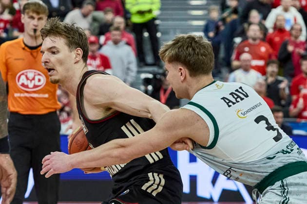 German Basketball Bundesliga BBL , FC Bayern Munich Basketball vs VET CONCEPT GLADIATORS TRIER, Munich FC Bayern Basketball, TRIER VET CONCEPT GLADIATORS, 2025 12 28 in Munich SAP Garden HOLLATZ Justus FC Bayern Basketball PG Nr21 FCBB21 , AAV Jorke VET CONCEPT GLADIATORS TRIER Point Guard PG Nr 3 TRI3 sportworld Munich SAP Garden Bayern Germany