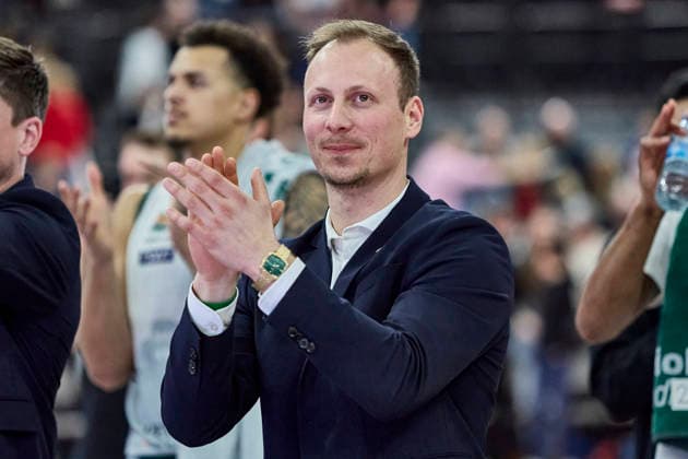 German Basketball Bundesliga BBL , FC Bayern Munich Basketball vs VET CONCEPT GLADIATORS TRIER, Munich FC Bayern Basketball, TRIER VET CONCEPT GLADIATORS, 2025 12 28 in Munich SAP Garden SCHNEIDER Jacques VET CONCEPT GLADIATORS TRIER Headcoach TRIHC sportworld Munich SAP Garden Bayern Germany