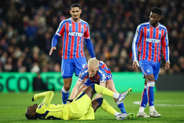 28th December 2025; Selhurst Park, Selhurst, London, England; Premier League Football, Crystal Palace versus Tottenham Hotspur; Will Hughes of Crystal Palace wrestles the ball from the grip of Randal Kolo Muani of Tottenham Hotspur who feigns a head injury  IanxStephen