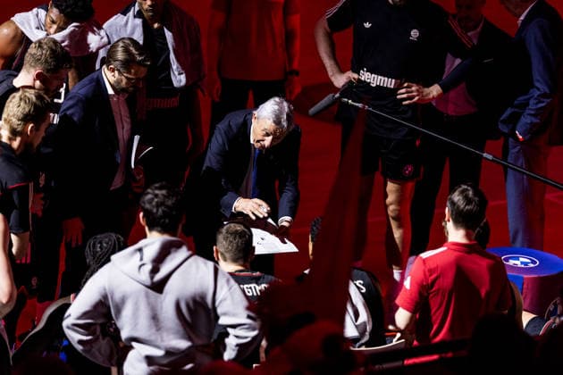 easyCredit Basketball Bundesliga FC Bayern München Vet Concept Gladiators Trier 28 12 2025 Svetislav Pesic Headcoach FC Bayern München in time out surrounded by his team, coaching, with tactic board easyCredit Basketball Bundesliga FC Bayern München Vet Concept Gladiators Trier, Munich, SAP Garden on 28 12 2025 Copyright: xBEAUTIFULxSPORTS Wunderlx