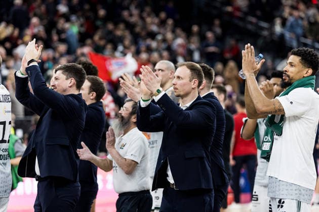 easyCredit Basketball Bundesliga FC Bayern München Vet Concept Gladiators Trier 28 12 2025 Jacques Schneider Coach Vet Concept Gladiators Trier applauds towards fans easyCredit Basketball Bundesliga FC Bayern München Vet Concept Gladiators Trier, Munich, SAP Garden on 28 12 2025 Copyright: xBEAUTIFULxSPORTS Wunderlx